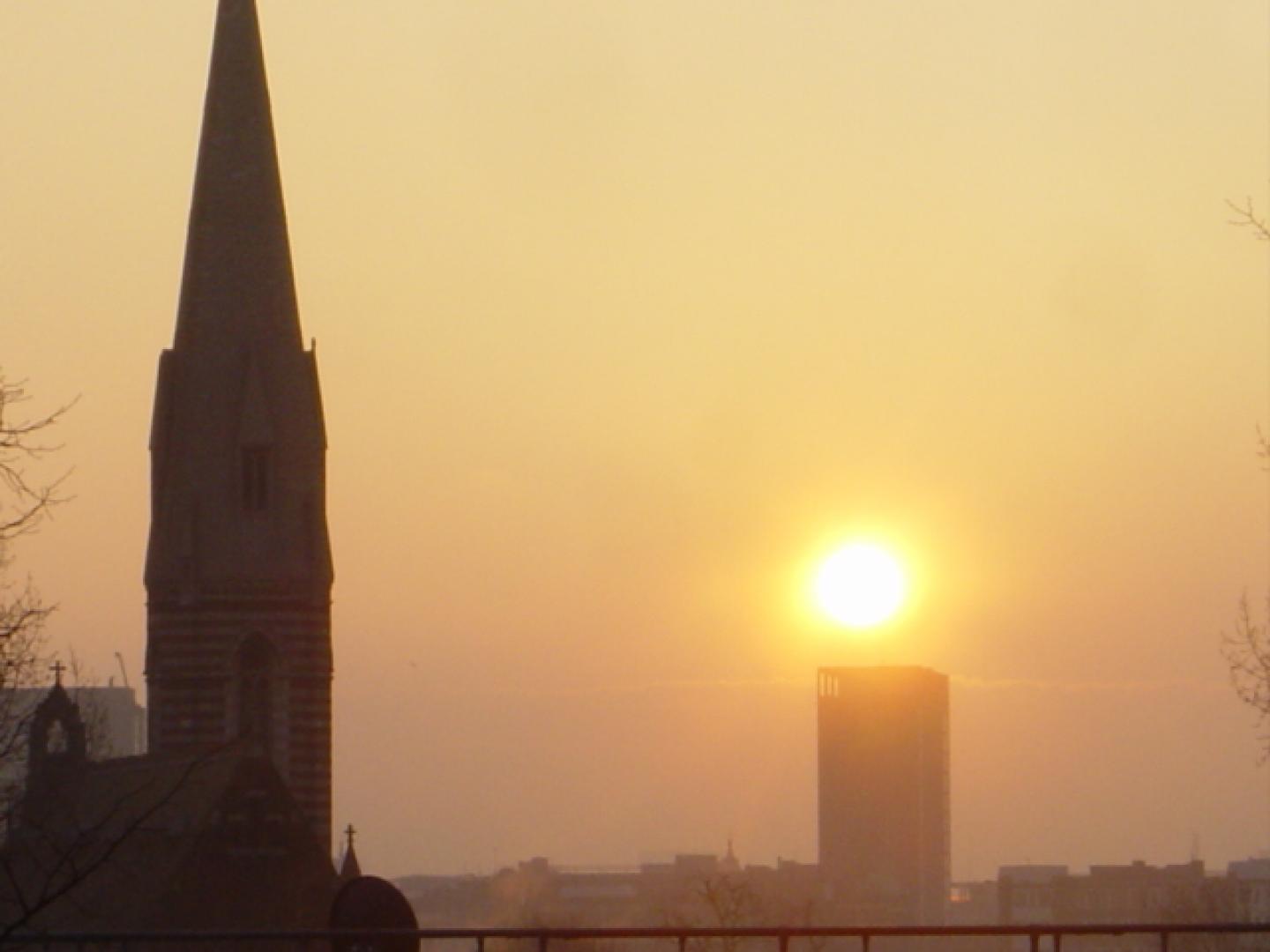			NEW INSTRUCTION W/ ROOF TERRACE! MUST SEE, 2 Bedroom, 1 bath, 1 reception Apartment			 Sutherland Avenue, W9 2HF