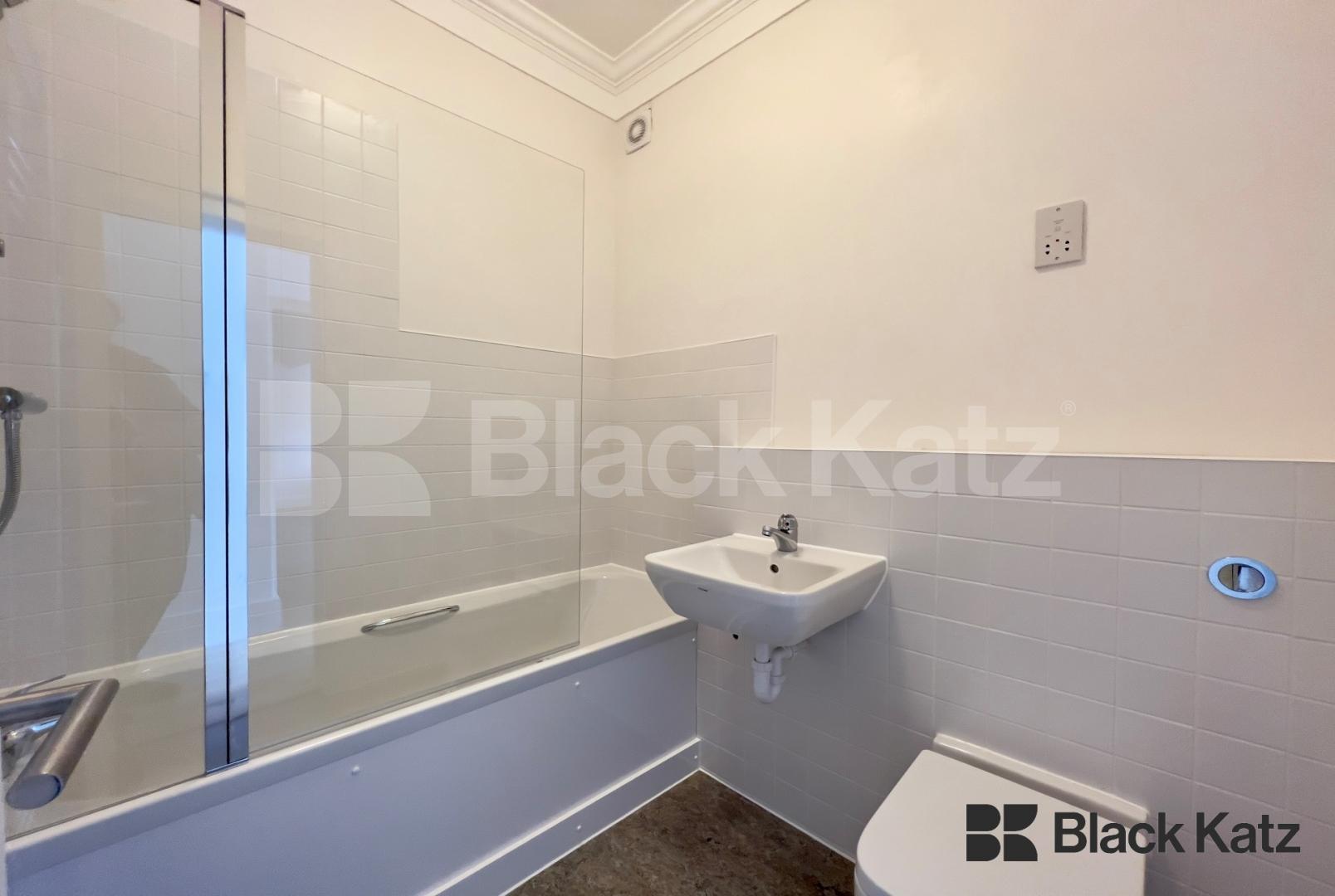 Superbly located Vicarage conversion recently redecorated throughout Porlock Street, London Bridge