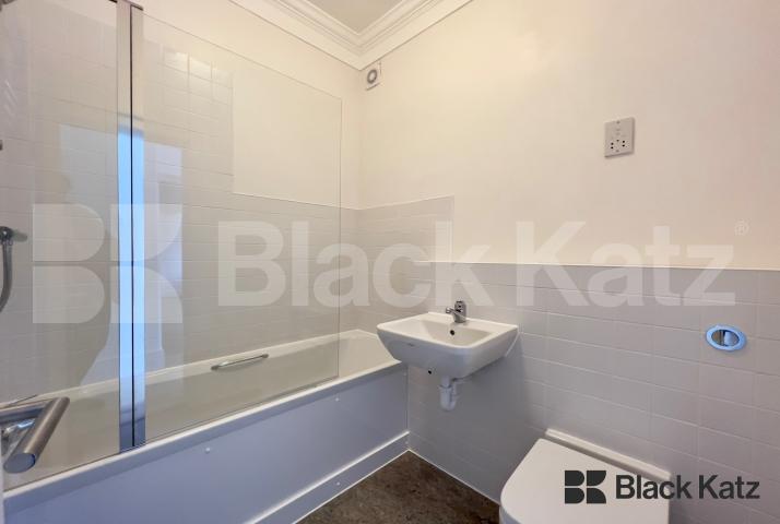 Superbly located Vicarage conversion recently redecorated throughout Porlock Street, London Bridge