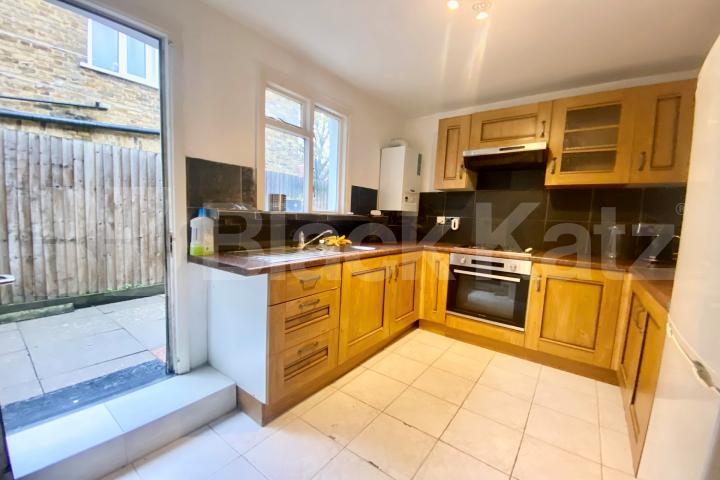 Larger than average ground floor Georgian Conversion Darwin Street, London Bridge