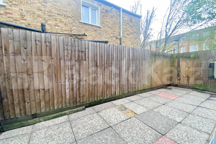 Larger than average ground floor Georgian Conversion Darwin Street, London Bridge