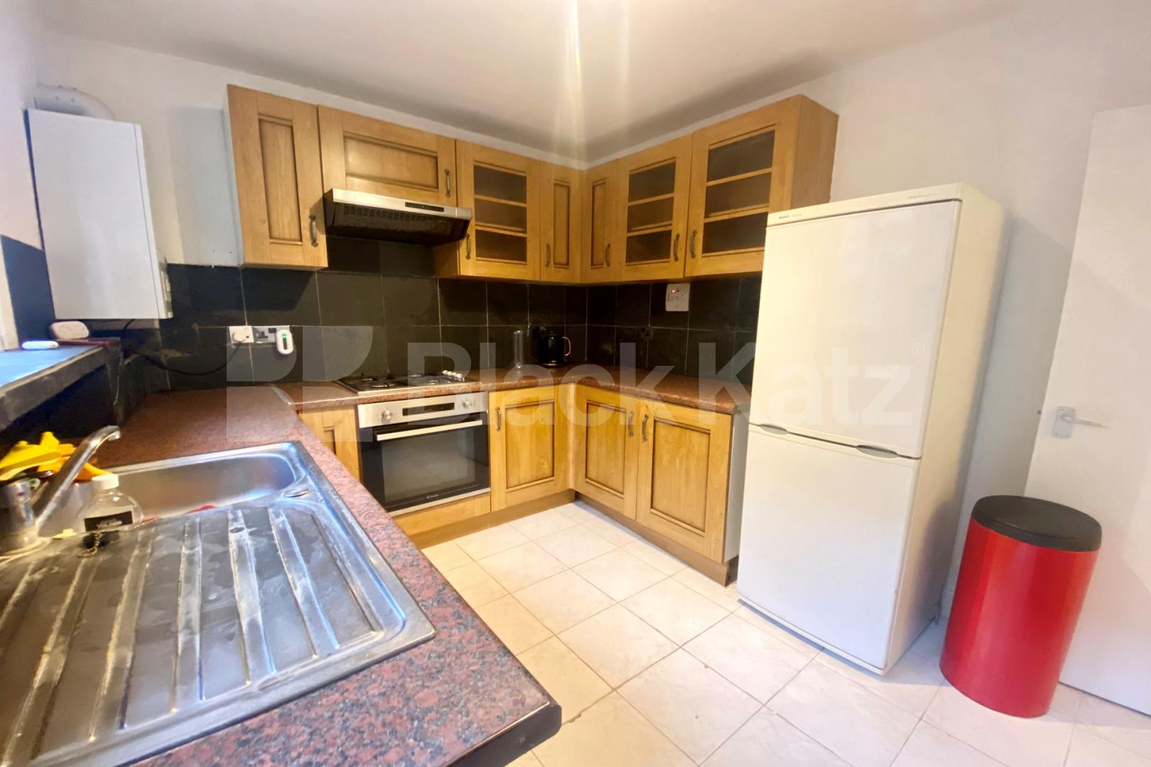 Larger than average ground floor Georgian Conversion Darwin Street, London Bridge