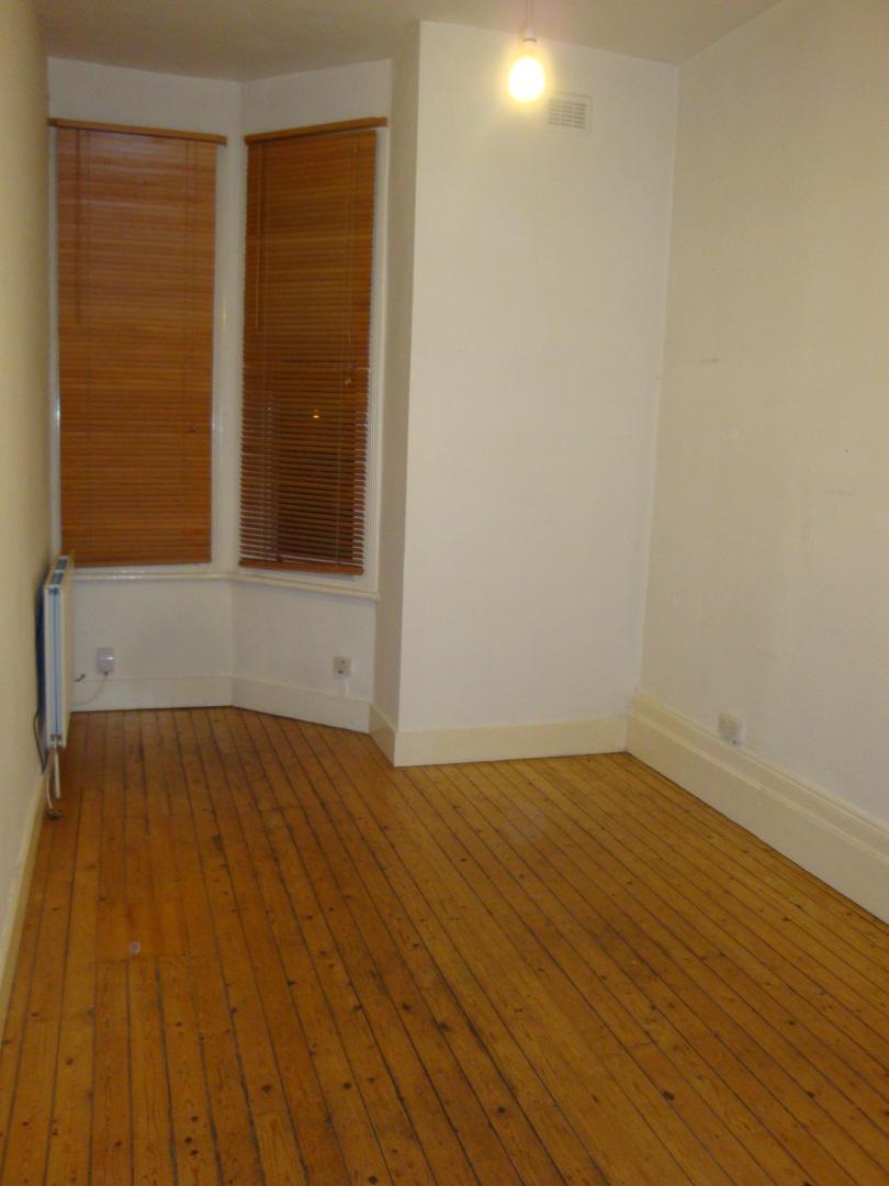 			UNFURNISHED GARDEN APARTMENT, 3 Bedroom, 1 bath, 1 reception Flat			 Dennington Park Road, WEST HAMPSTEAD