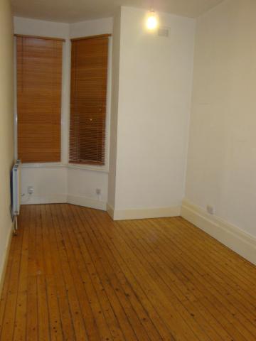 			UNFURNISHED GARDEN APARTMENT, 3 Bedroom, 1 bath, 1 reception Flat			 Dennington Park Road, WEST HAMPSTEAD