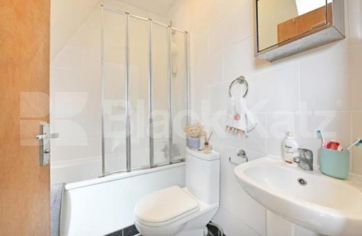 			New Instruction!, 1 Bedroom, 1 bath, 1 reception Flat			 Topsfield Parade, Crouch End N8