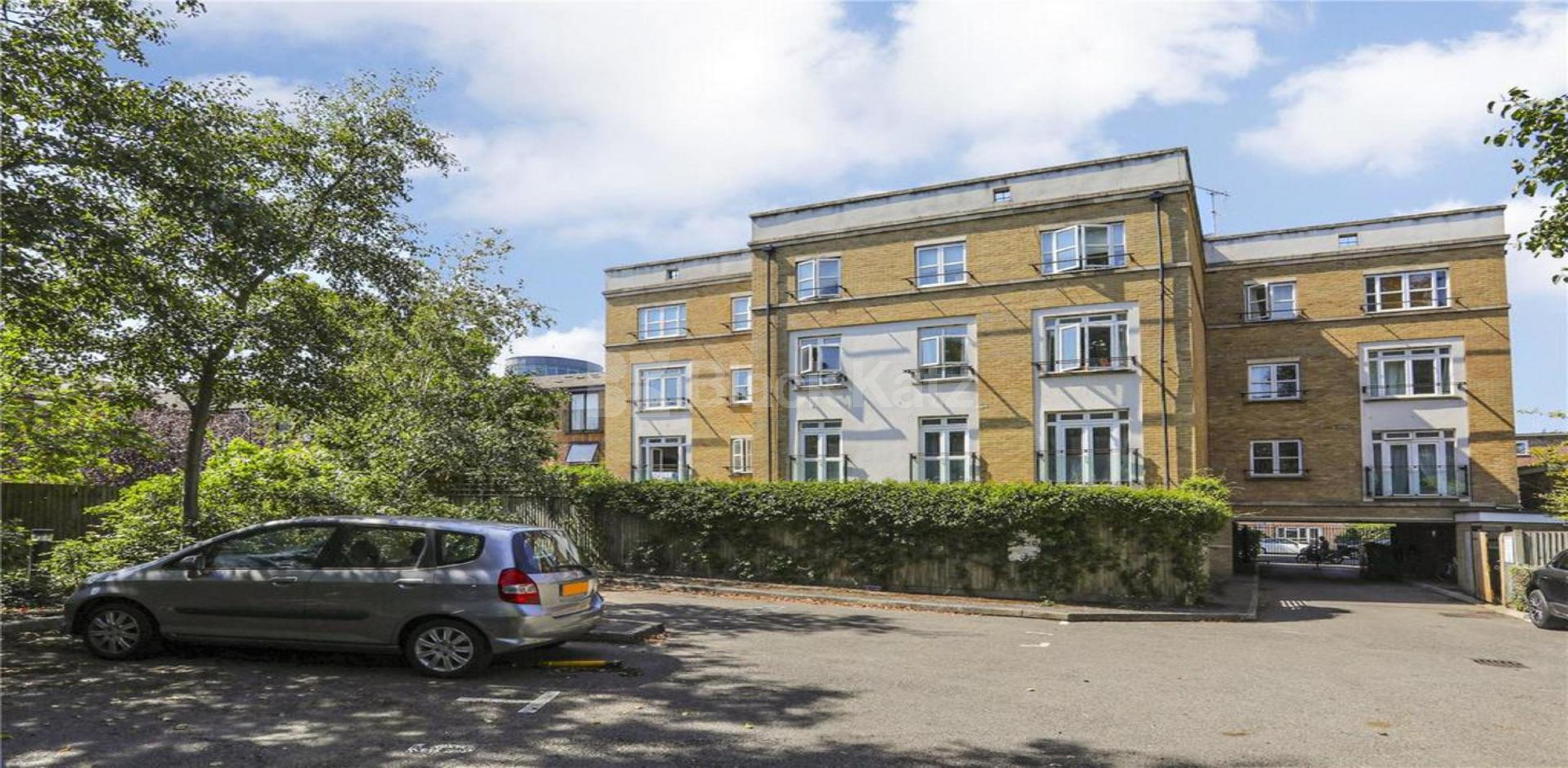 Three double bedroom property sandwiched between fantastic transport links Drayton Park, Highbury N5