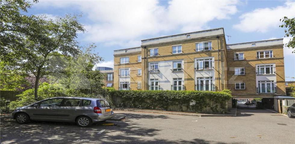 Three double bedroom property sandwiched between fantastic transport links Drayton Park, Highbury