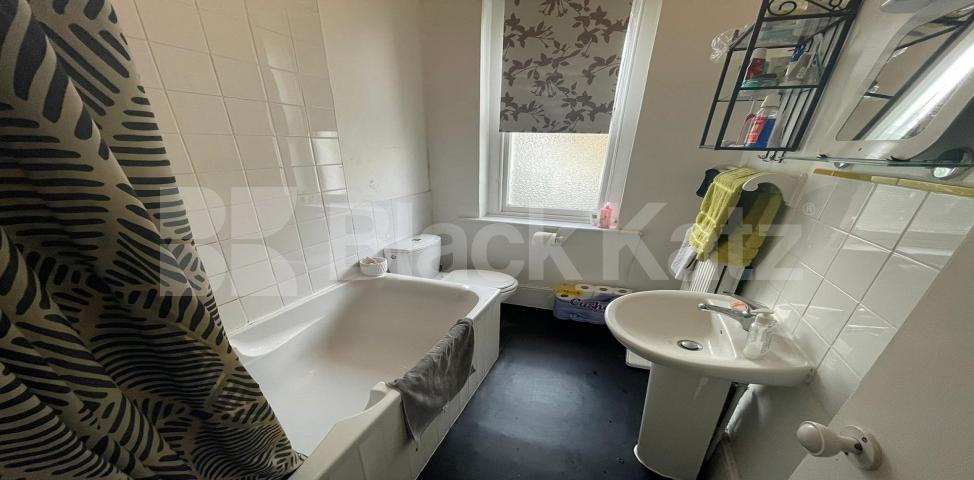 			LET , 4 Bedroom, 1 bath, 1 reception Apartment			 Trafalgar Avenue, Elephant and Castle / Peckham 