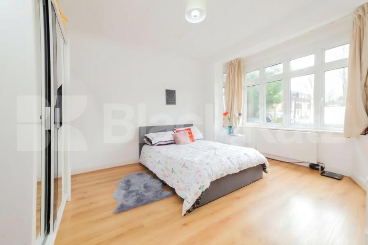 Large 4 bedroom house with 2 bathrooms and landscaped garden Dunbar Road, Wood Green