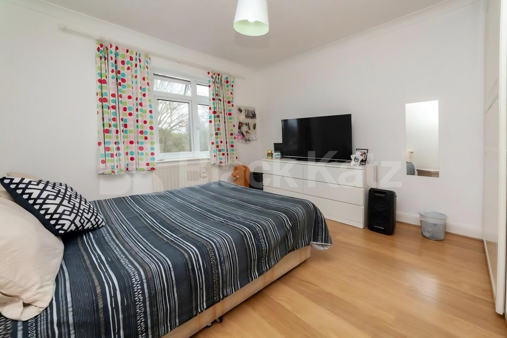 Large 4 bedroom house with 2 bathrooms and landscaped garden Dunbar Road, Wood Green