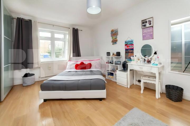 Large 4 bedroom house with 2 bathrooms and landscaped garden Dunbar Road, Wood Green