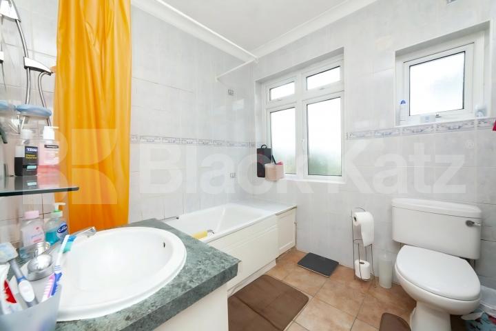 Large 4 bedroom house with 2 bathrooms and landscaped garden Dunbar Road, Wood Green