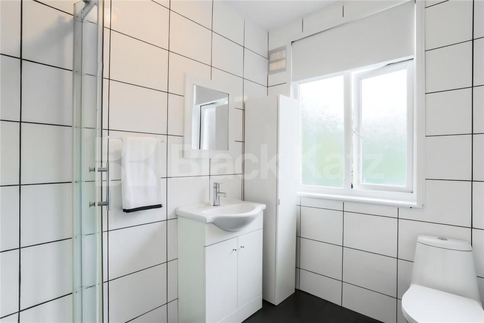 Large 4 bedroom house with 2 bathrooms and landscaped garden Dunbar Road, Wood Green