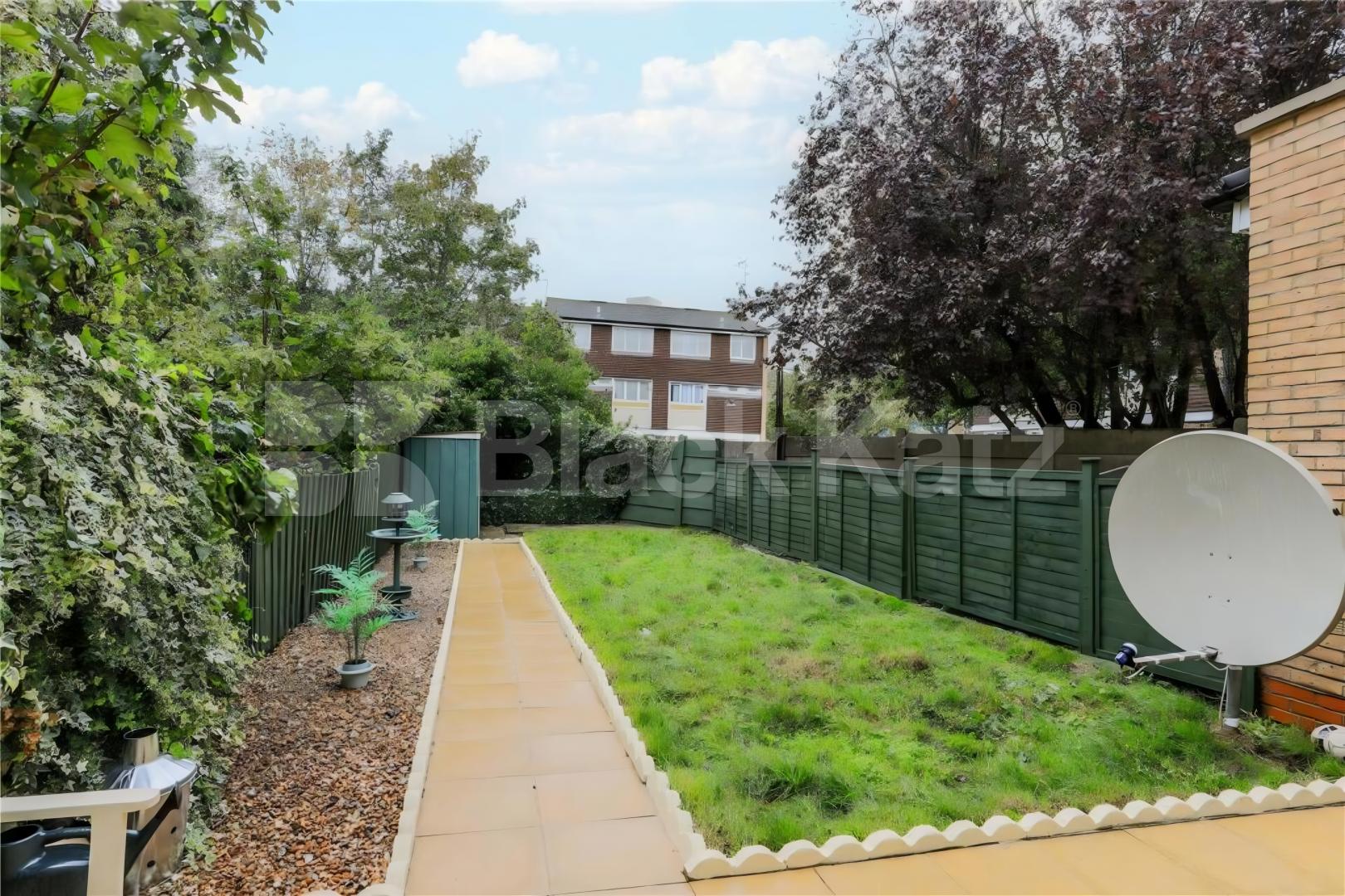 Large 4 bedroom house with 2 bathrooms and landscaped garden Dunbar Road, Wood Green