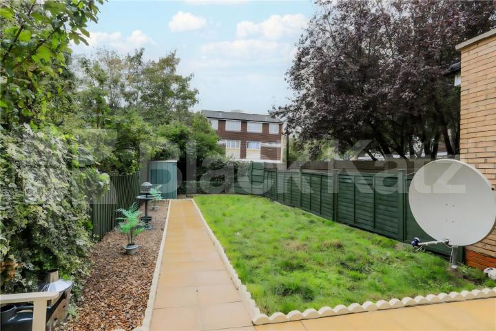 Large 4 bedroom house with 2 bathrooms and landscaped garden Dunbar Road, Wood Green