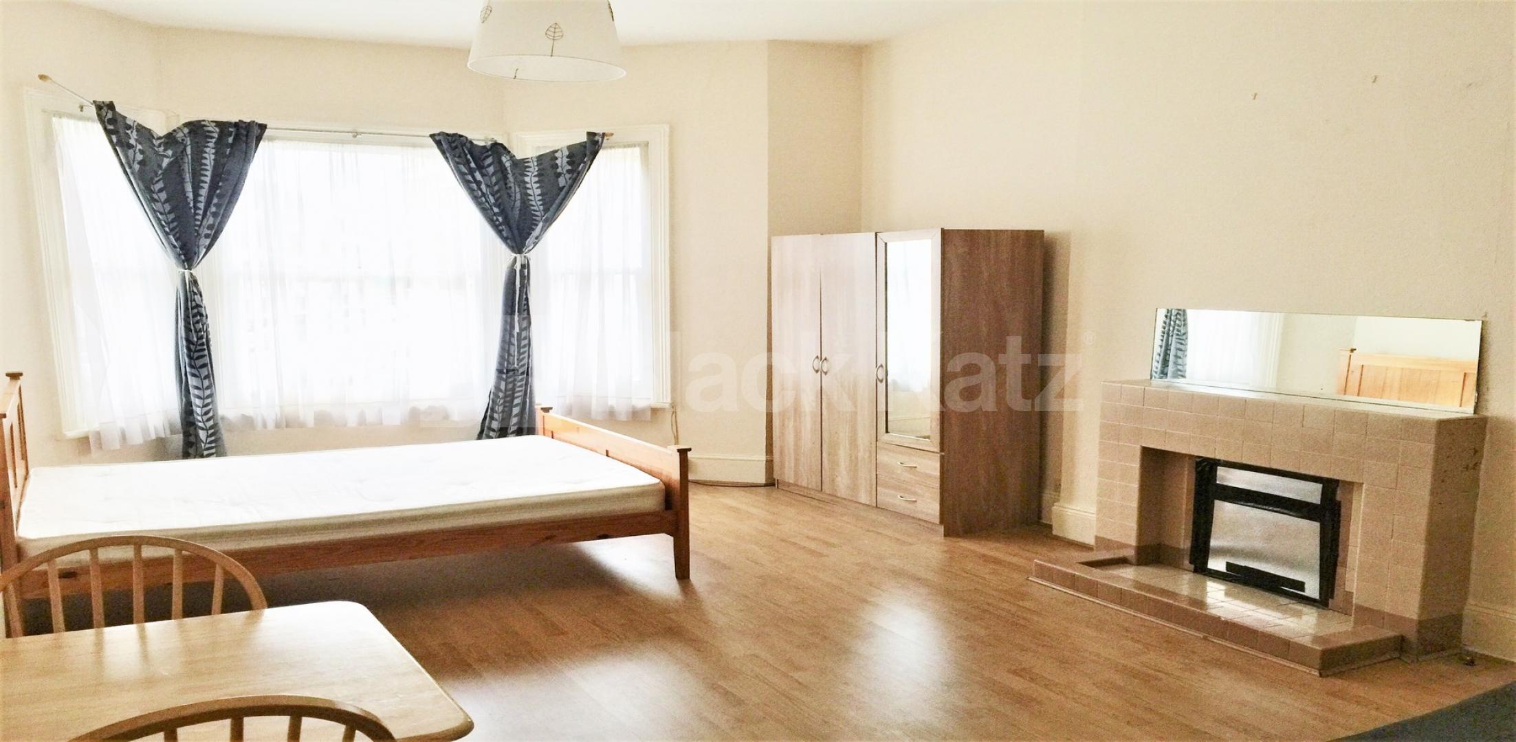 			NEW INSTRUCTION, Studio Apartment, 1 bath, 1 reception Flat			 Sinclair Gardens, Shepherds Bush