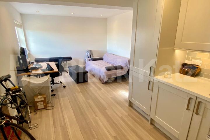 Stylish & contemporary top floor period conversion  Garland House Deptford High Street , Deptford