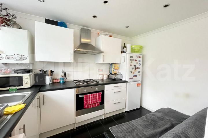 Stylish, bright & airy larger than average double studio  East Street , Elephant and Castle 
