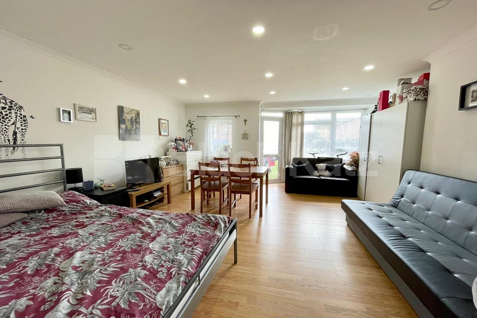 Stylish, bright & airy larger than average double studio  East Street , Elephant and Castle 