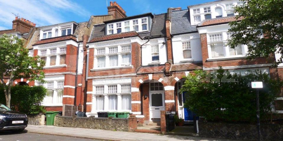			Studio Apartment, 1 bath, 1 reception Ground Floor Flat			 Glenmore Road, BELSIZE PARK NW3