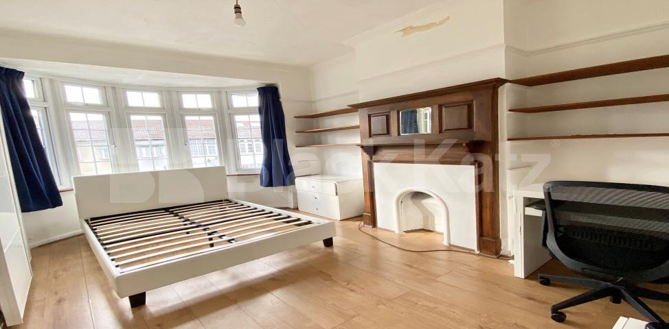 			LET  , 2 Bedroom, 1 bath, 1 reception Apartment			 Edgeley Road , Clapham 