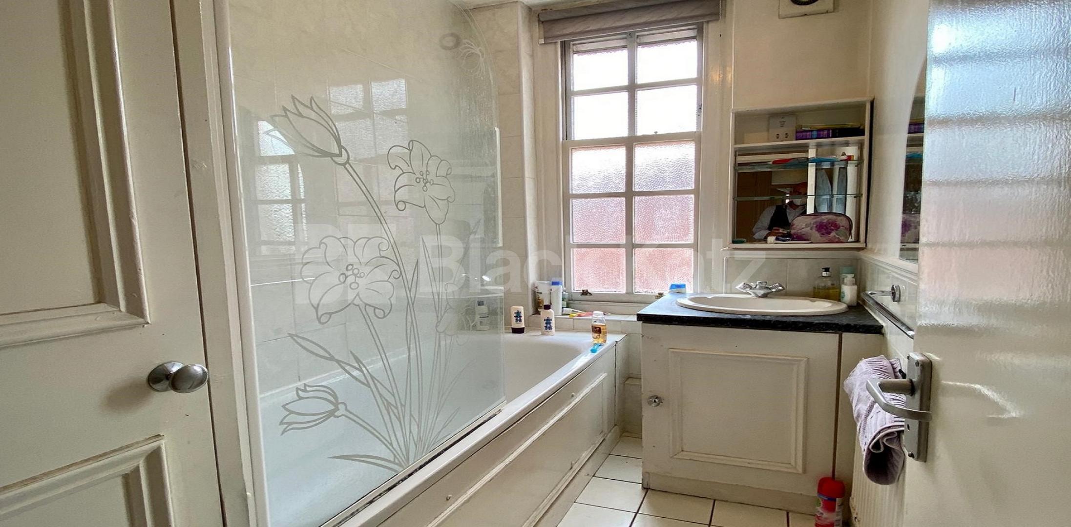 			LET , 3 Bedroom, 1 bath, 1 reception Apartment			 Erasmus Street , Westminster 