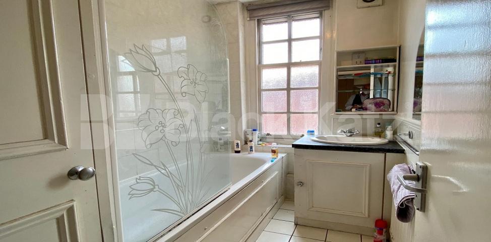 			LET , 3 Bedroom, 1 bath, 1 reception Apartment			 Erasmus Street , Westminster 