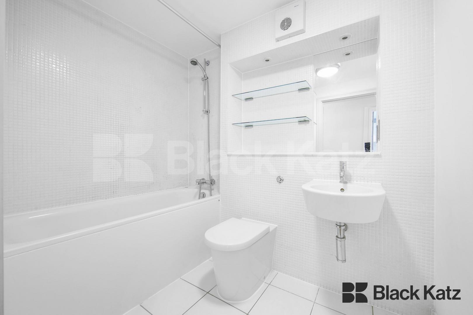 Contemporary Apartment with Balcony, Underground Parking & Water Rates Long Lane, London Bridge