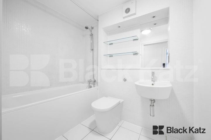 Contemporary Apartment with Balcony, Underground Parking & Water Rates Long Lane, London Bridge