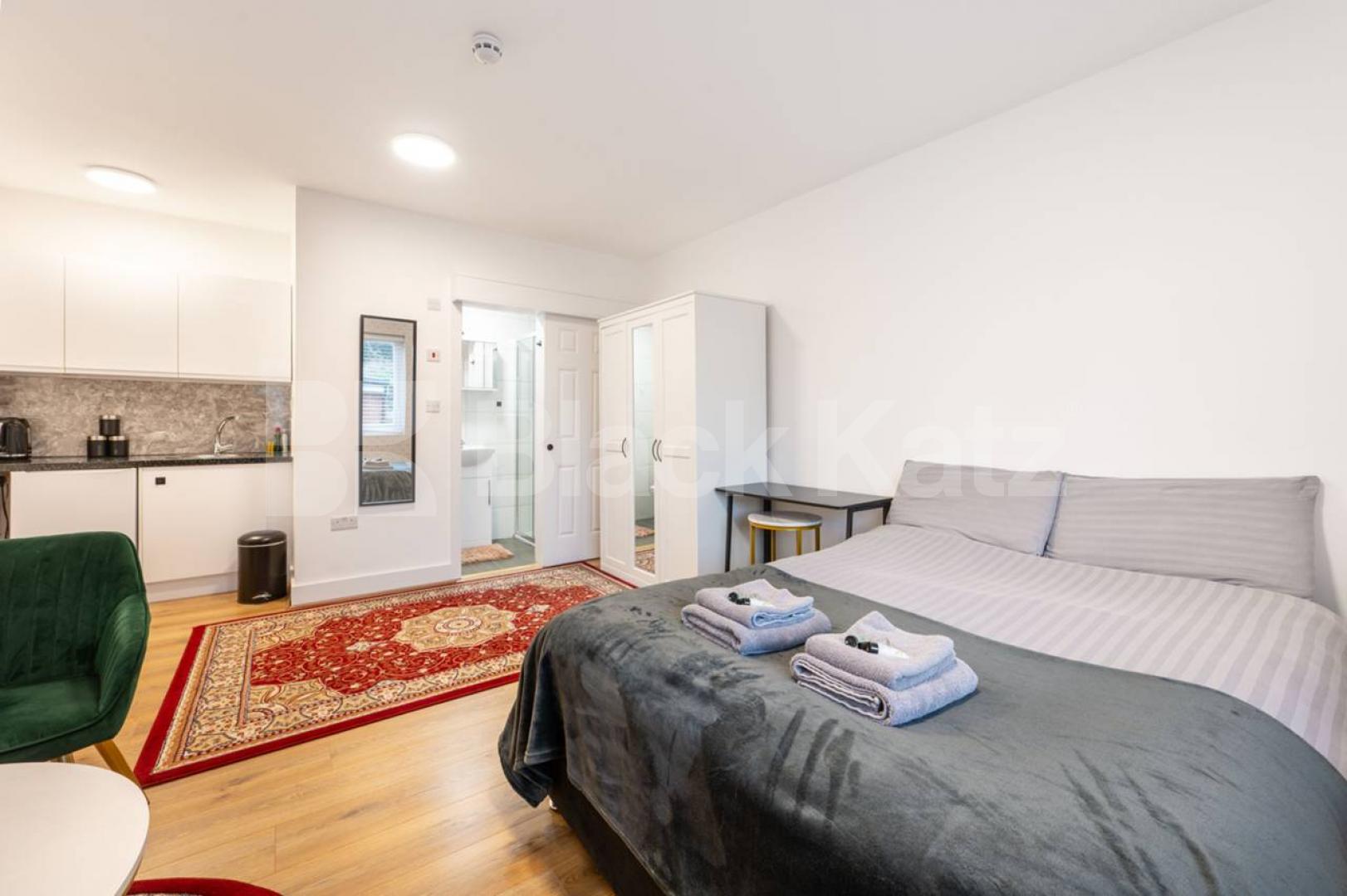 A spacious and well-presented studio apartment available to rent in the sought-after Walton Close, NW2.The studio offers a bright and generously sized living and sleeping area, a private bathroom, and a compact kitchenette, providing everything neede Walton Close, London, NW2 (Inclusive of all bills),  London