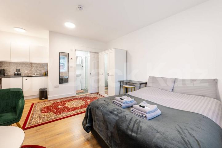 A spacious and well-presented studio apartment available to rent in the sought-after Walton Close, NW2.The studio offers a bright and generously sized living and sleeping area, a private bathroom, and a compact kitchenette, providing everything neede Walton Close, London, NW2 (Inclusive of all bills),  London