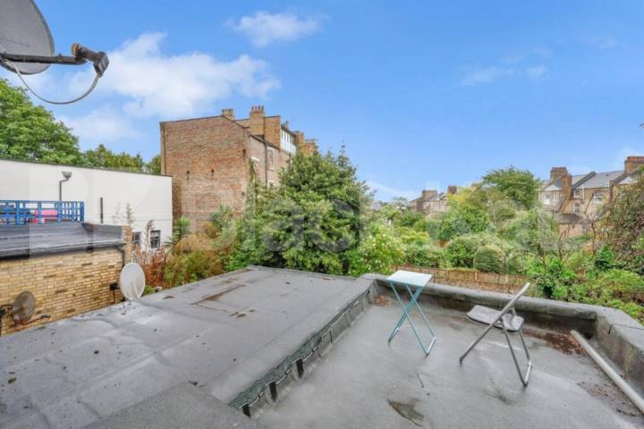 Stylish 3 Bed Apartment with Private Outdoor Space in Tufnell Park Junction Road, Archway