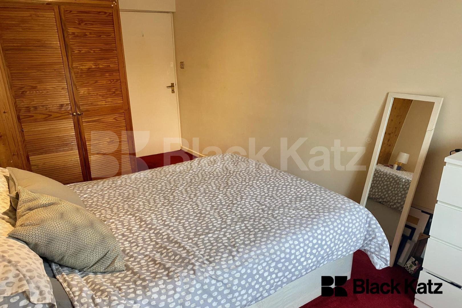 Spacious split level house with parking & charming patio garden Garratt Lane, Earlsfield