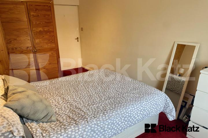 Spacious split level house with parking & charming patio garden Garratt Lane, Earlsfield