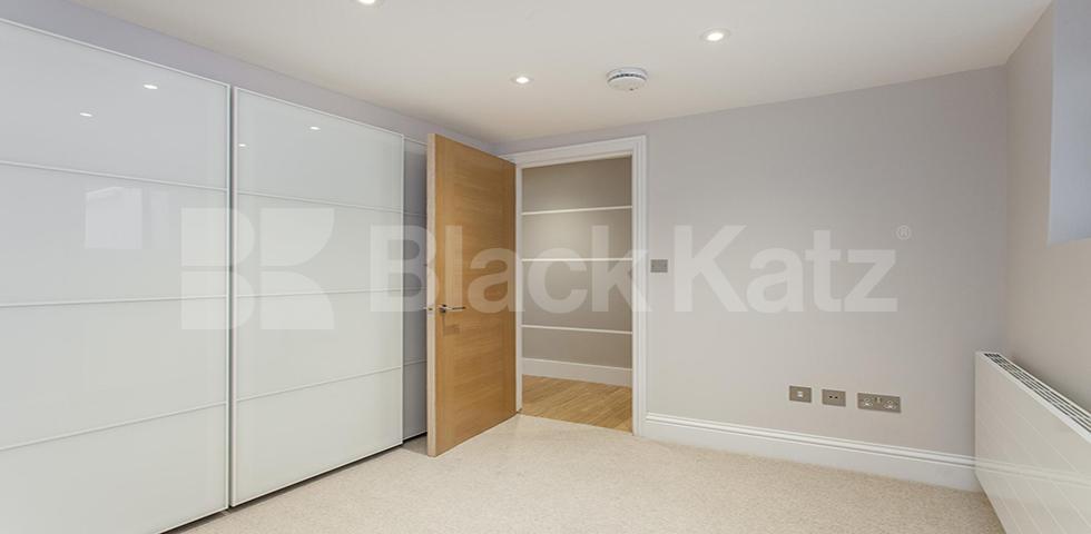 			NEW INSTRUCTION!, 1 Bedroom, 1 bath, 1 reception Flat			 Bell Street, MARYLEBONE