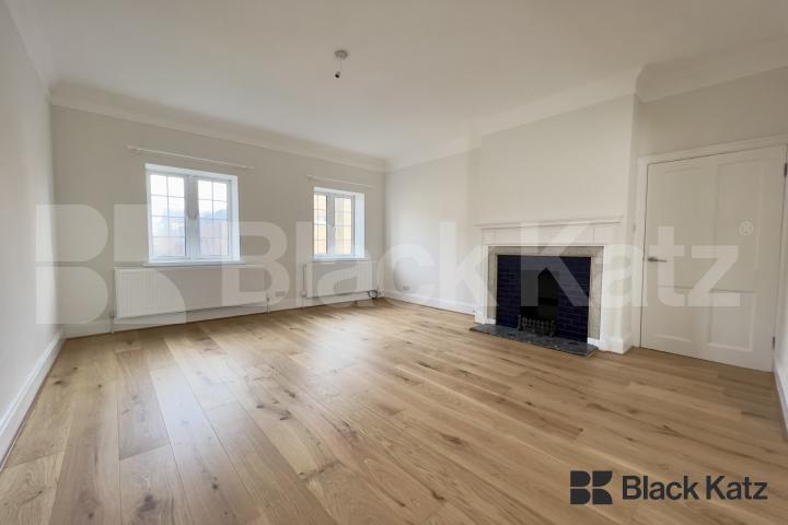 Superbly located Vicarage conversion recently redecorated throughout Porlock Street, London Bridge