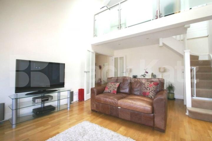 			LARGE 3 BED WITH MEZZANINE LEVEL!, 3 Bedroom, 1 bath, 1 reception Flat			 Frognal, HAMPSTEAD-FROGNAL