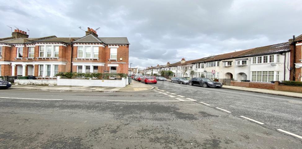 			LET  , 2 Bedroom, 1 bath, 1 reception Apartment			 Edgeley Road , Clapham 