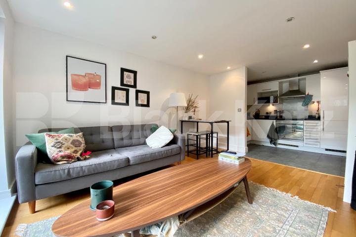 Flooded with natural light, prime location, balcony & Inclusive of water rates Long Lane, London Bridge