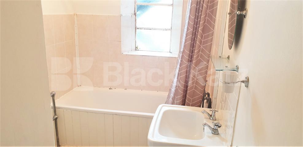 			HEATING and HOT WATER INCLUDED, 1 Bedroom, 1 bath, 1 reception Flat			 The Grampians, Shepherds Bush Road, Shepherds Bush