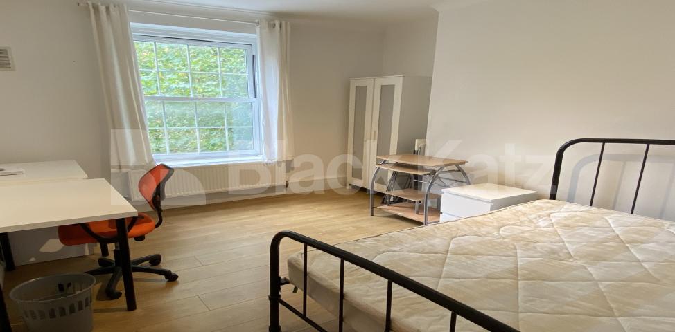 			LET , 1 Bedroom, 1 bath, 1 reception Apartment			 Falmouth Road, Elephant and Castle 