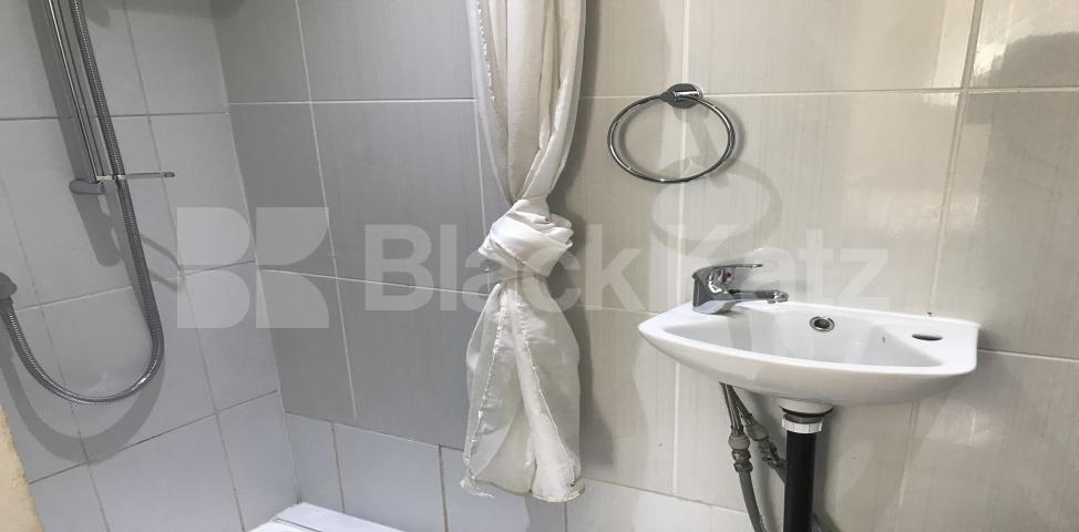 			LET , 4 Bedroom, 1 bath, 1 reception House			 Clarence Avenue, Clapham Park