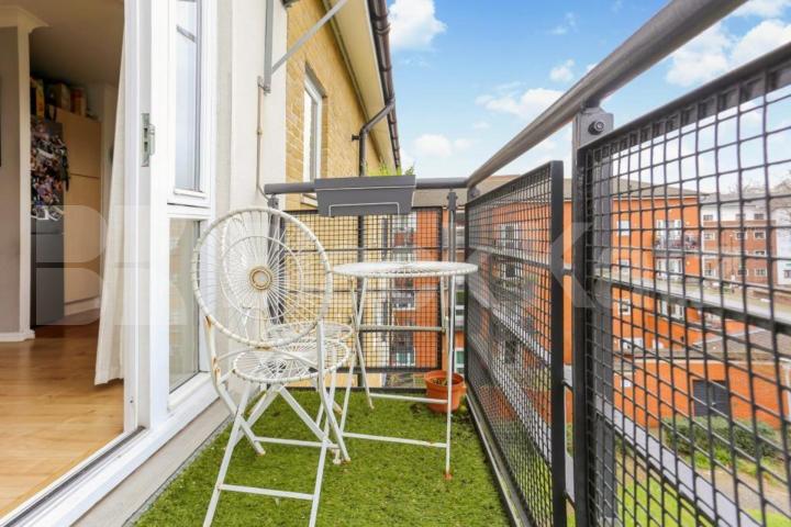 Spacious two-bedroom apartment with balcony in the heart of N1 Essex Road, Islington