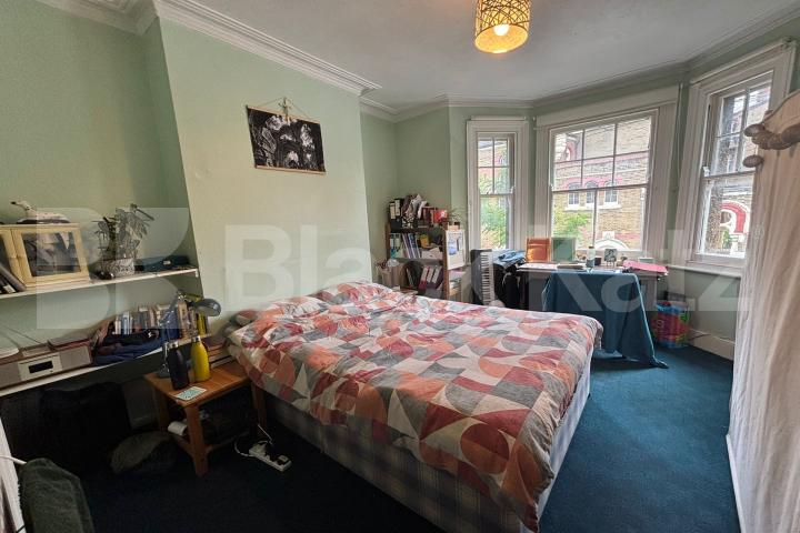 Bright & airy & offering 900 Sq.Ft.of living & entertaining space Councillor Street , Oval