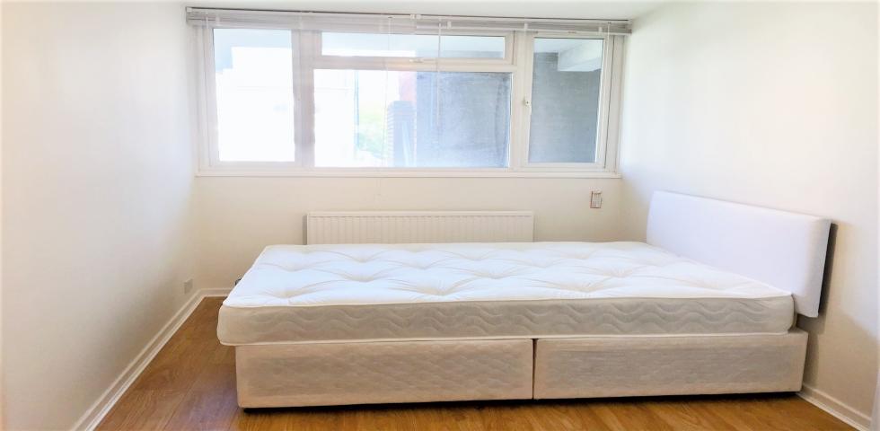 			PRIVATE GARDEN, 4 Bedroom, 1 bath, 1 reception Flat			 Dyne Road, KILBURN