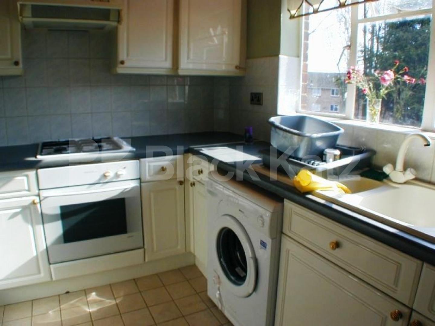 			1 Bedroom, 1 bath, 1 reception Flat			 Beaconsfield rd, New Southgate