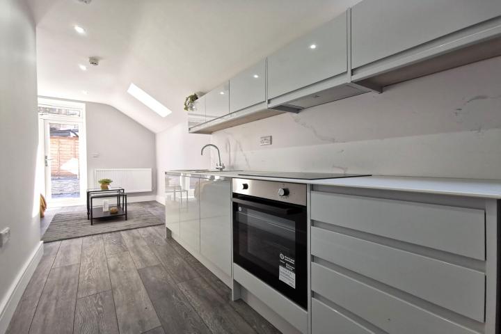 Stunning Fully Renovated Garden Apartment High Road, Willesden Green