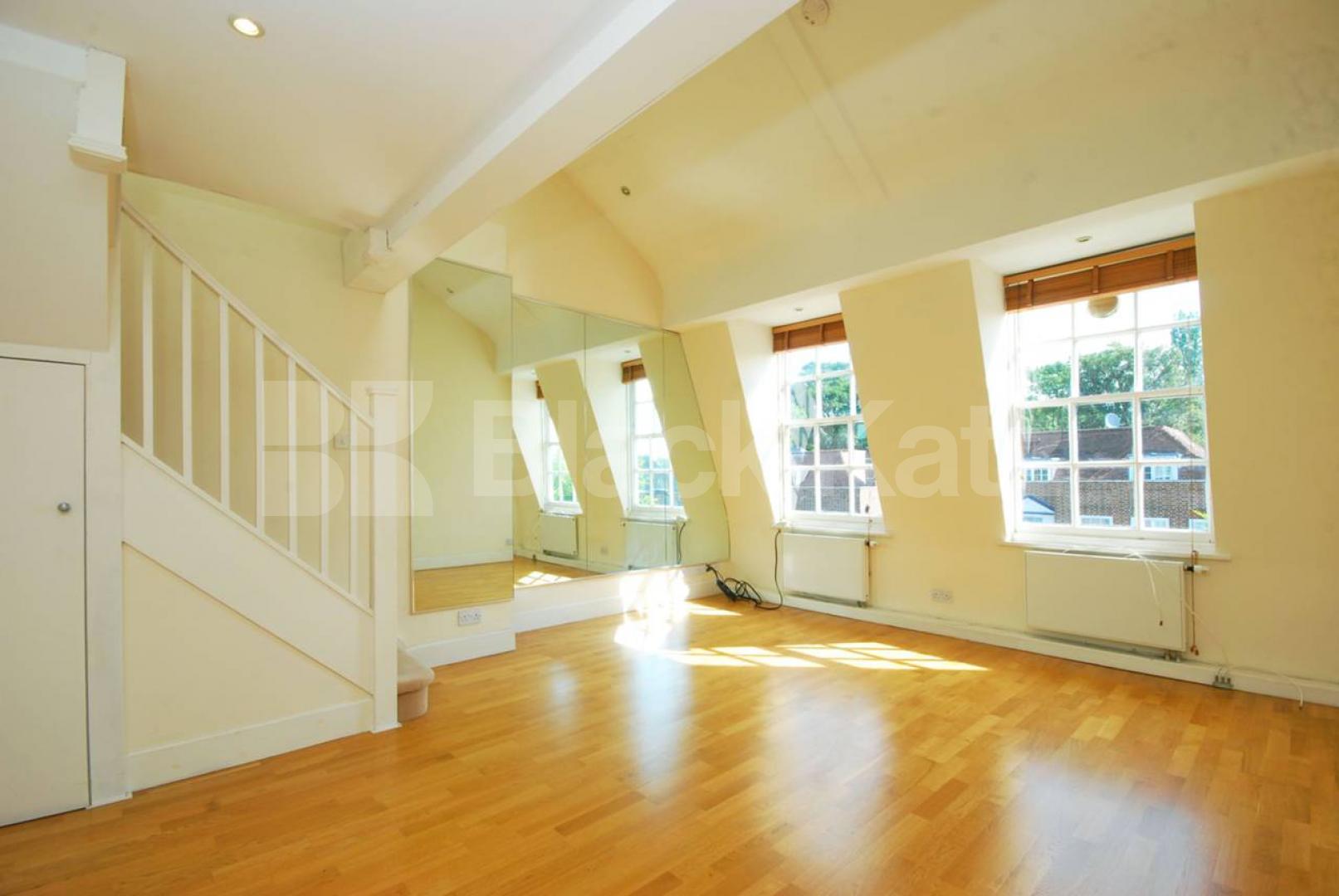 			LARGE 3 BED WITH MEZZANINE LEVEL!, 3 Bedroom, 1 bath, 1 reception Flat			 Frognal, HAMPSTEAD-FROGNAL