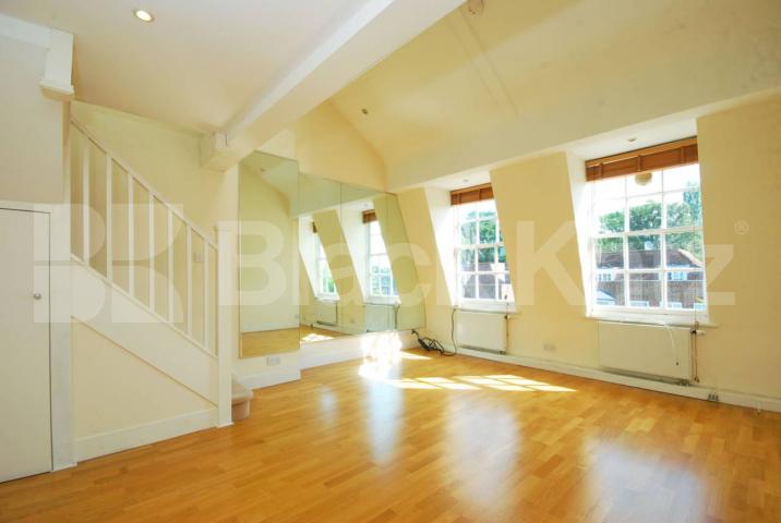 			LARGE 3 BED WITH MEZZANINE LEVEL!, 3 Bedroom, 1 bath, 1 reception Flat			 Frognal, HAMPSTEAD-FROGNAL