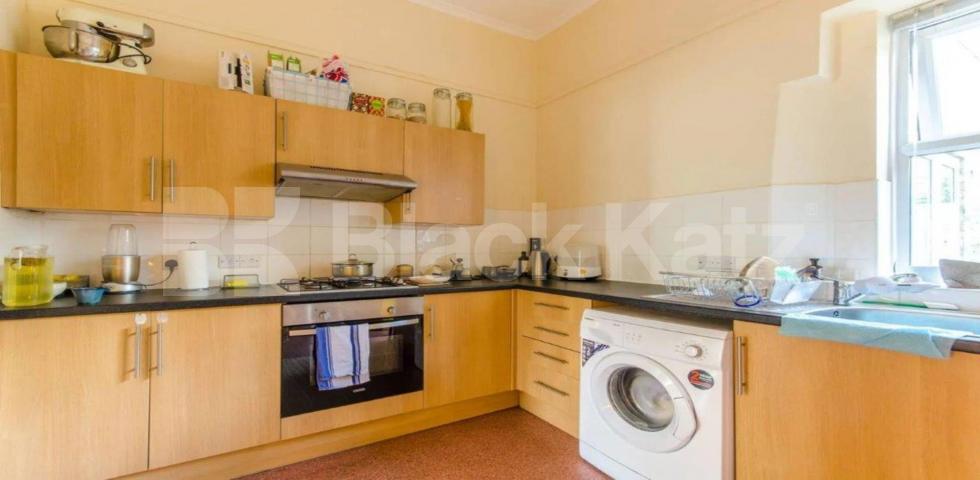 			2 Bedroom, 1 bath, 1 reception Ground Floor Flat			 Green Lanes, Palmers Green